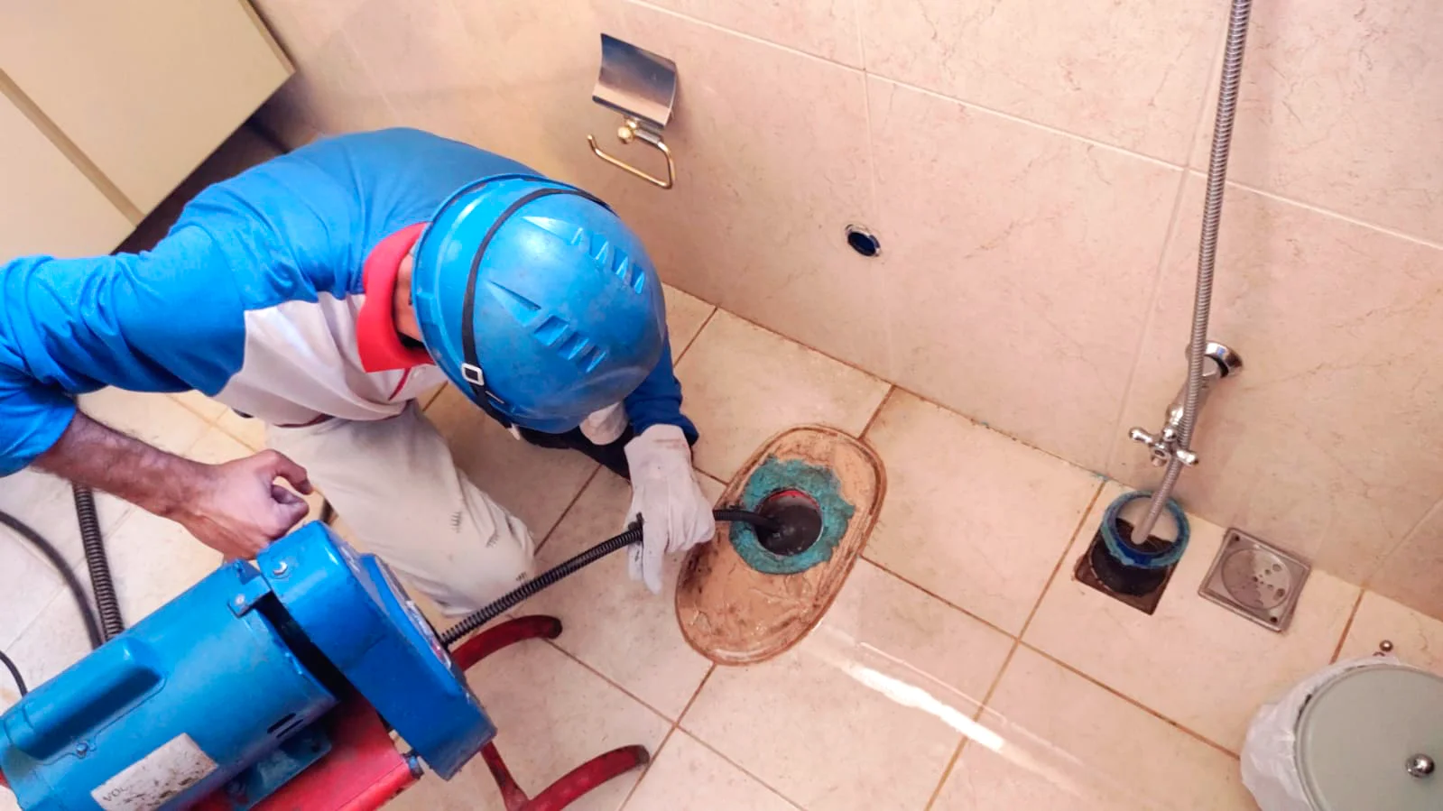 Encanador fazendo reparo em vaso sanitário