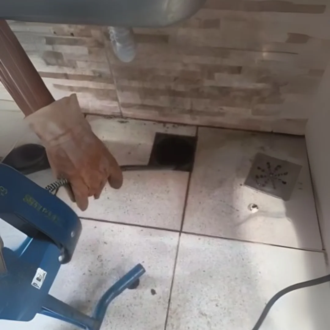Manutenção hidráulica em ralo
